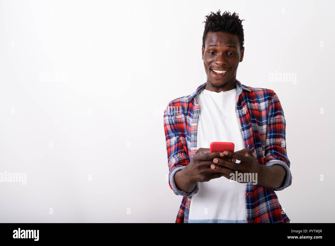 Studio shot der jungen schwarzen afrikanischen Mann glücklich lächelnd und laughin Stockfoto