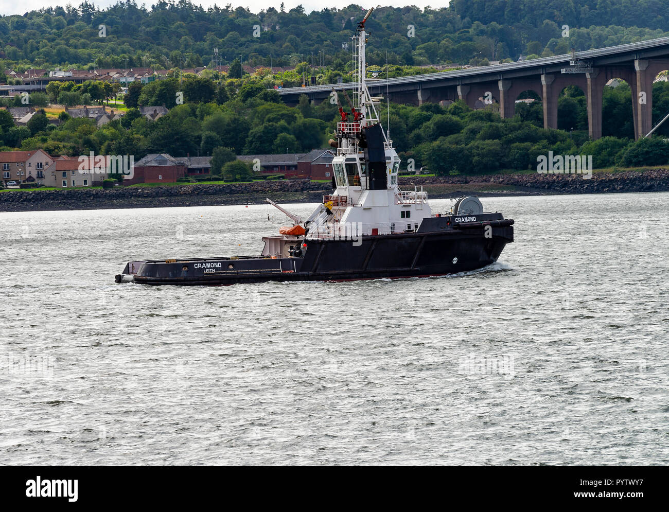 Die Tugboat Cramond nähert sich der alten Straße Brücke an Queensferry im Firth-of-Forth Edinburgh Schottland Vereinigtes Königreich Großbritannien Stockfoto