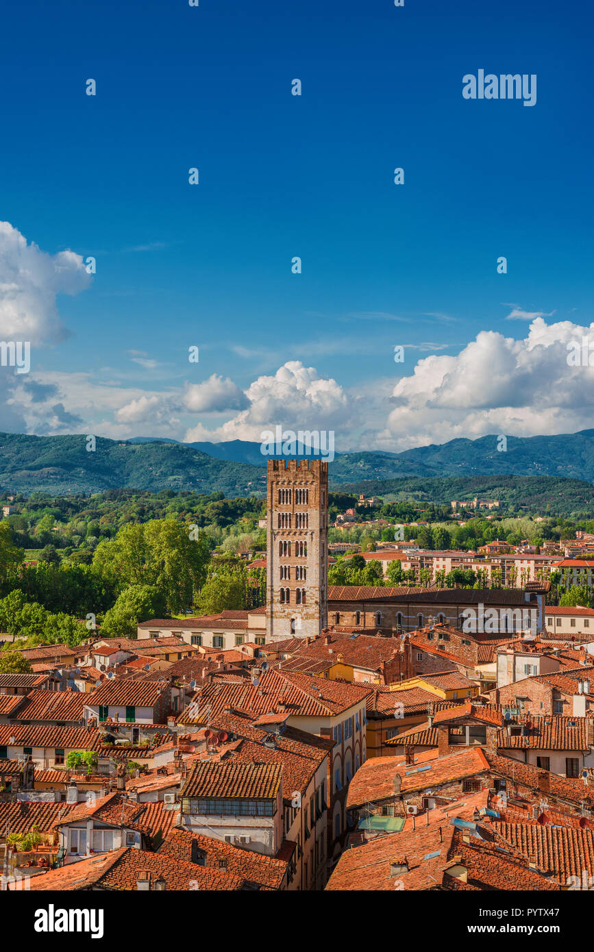 Lucca Altstadt Skyline mit mittelalterlichen Türmen und Wolken Stockfoto