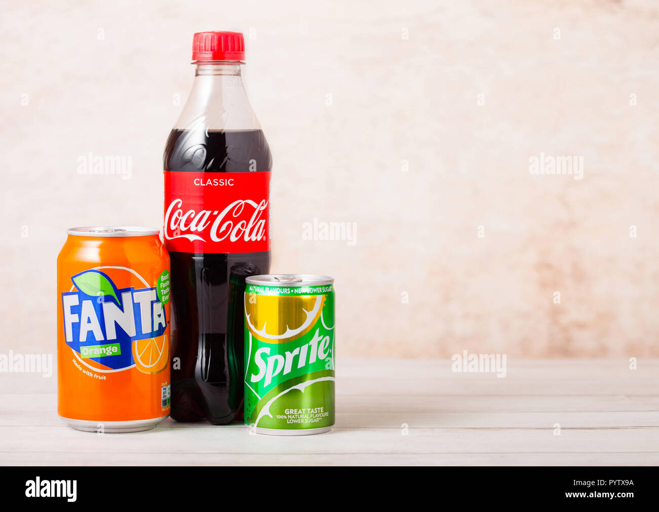 LONDON, UK - August 03, 2018: Plastikflasche und Aluminiumdosen von Coca Cola und Fanta und Sprite Soft drink auf Holz. Beliebtesten Getränke der Welt Stockfoto