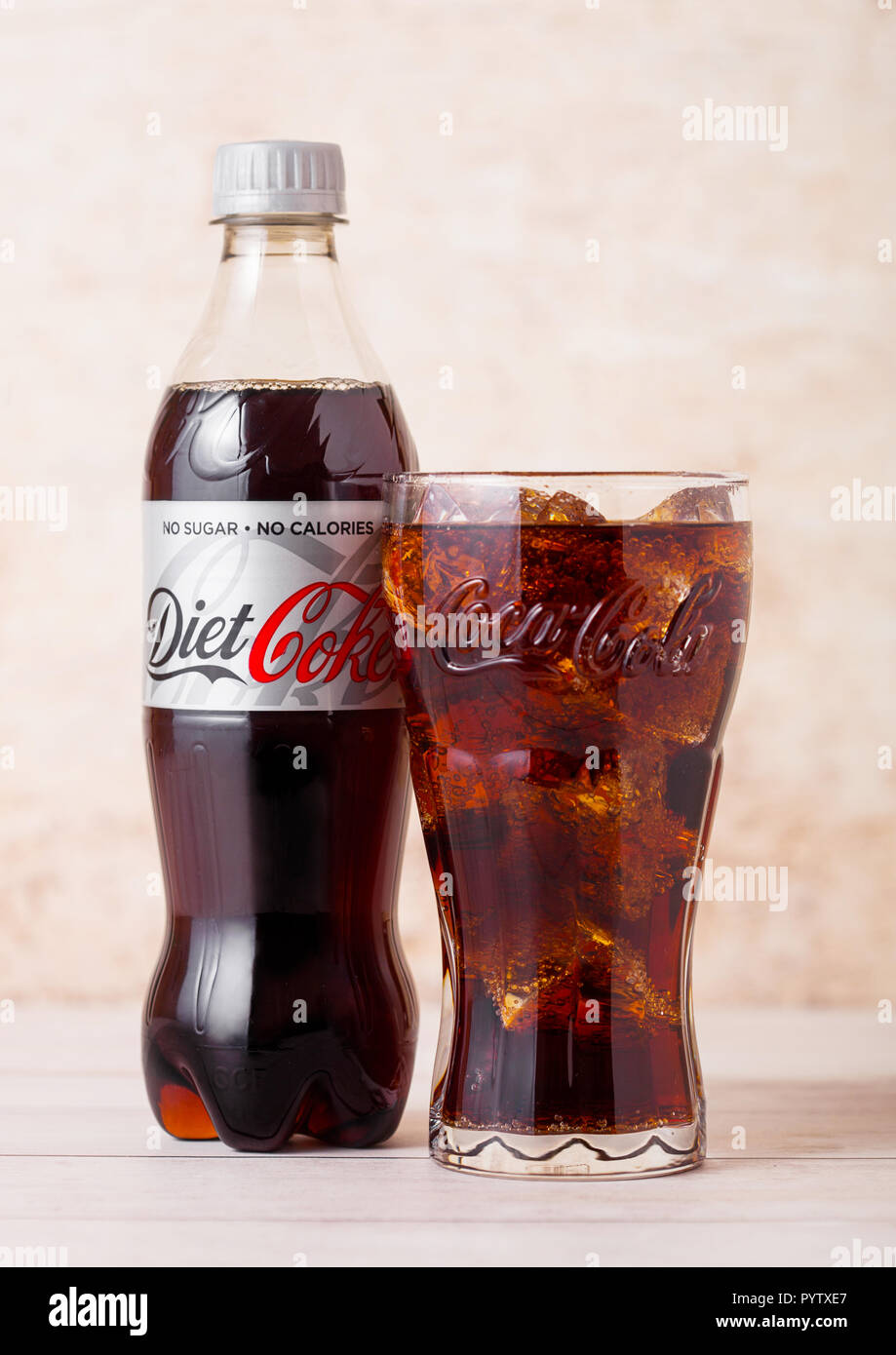 LONDON, UK - August 03, 2018: Plastikflasche und original Glas Cola Coca Cola Erfrischungsgetränke auf Holz. Beliebteste Getränk in der Welt. Stockfoto