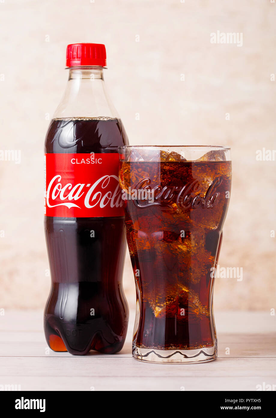 LONDON, UK - August 03, 2018: Plastikflasche und original Glas Original Coca Cola Erfrischungsgetränke auf Holz. Beliebteste Getränk in der Welt. Stockfoto