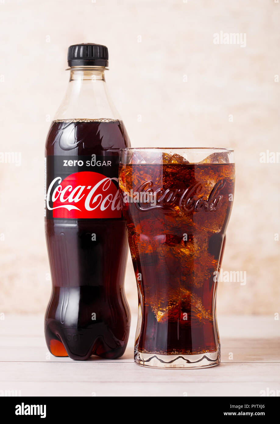 LONDON, UK - August 03, 2018: Plastikflasche und original Glas null Zucker Coca Cola Erfrischungsgetränke auf Holz. Beliebteste Getränk in der Welt. Stockfoto