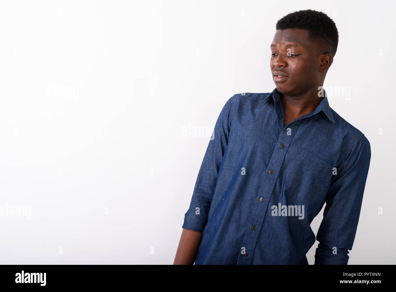 Studio shot von jungen schwarzen afrikanischen Mann denken, während Sie di Stockfoto