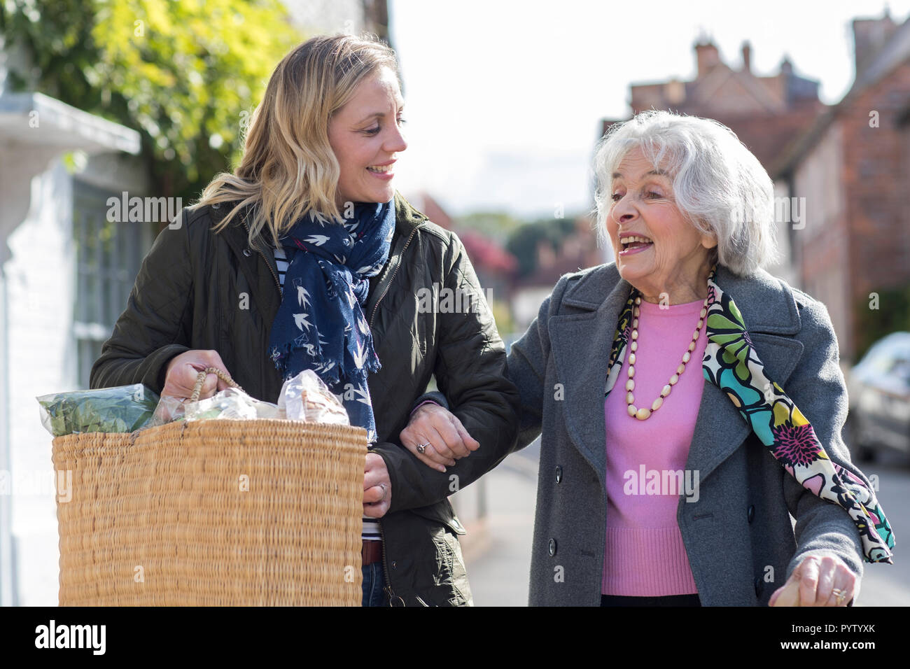Reife Nachbarin helfen älteren Frau durchzuführen, Shopping Stockfoto