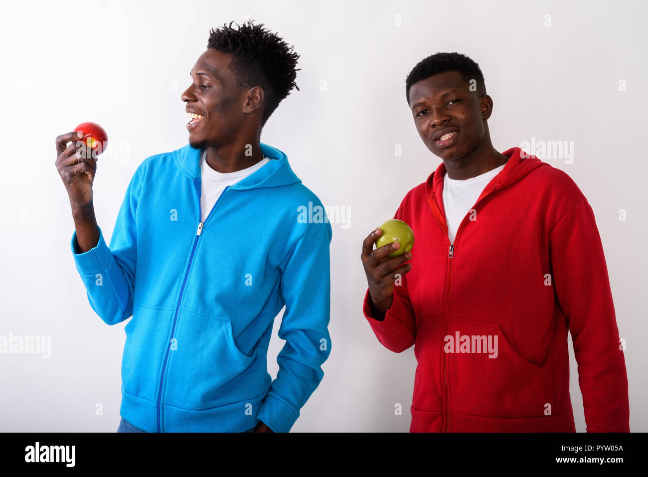 Studio Aufnahme von zwei jungen schwarzen afrikanischen Freunde glücklich lächelnd whi Stockfoto