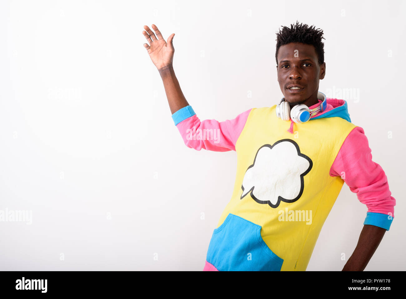 Studio shot von jungen schwarzen afrikanischen Mann posiert beim Tragen von Kopf Stockfoto