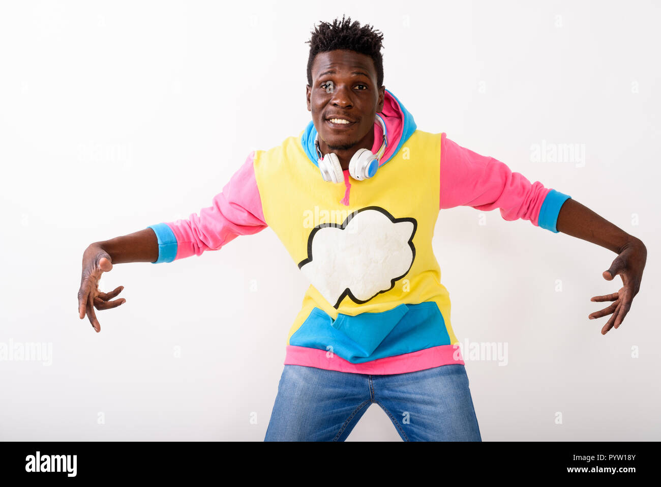 Studio shot der Jungen glücklich schwarzen afrikanischen Mann lächelnd, während Makin Stockfoto