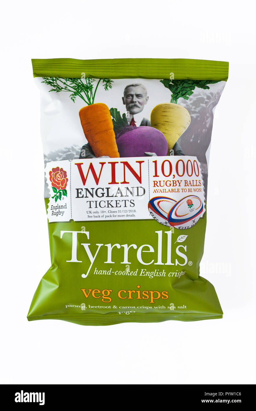 Paket der Tyrrells veg Kartoffelchips hand - Englisches Chips auf weißem Hintergrund - Pastinaken, Rote Bete und Karotten Chips mit Meersalz Stockfoto