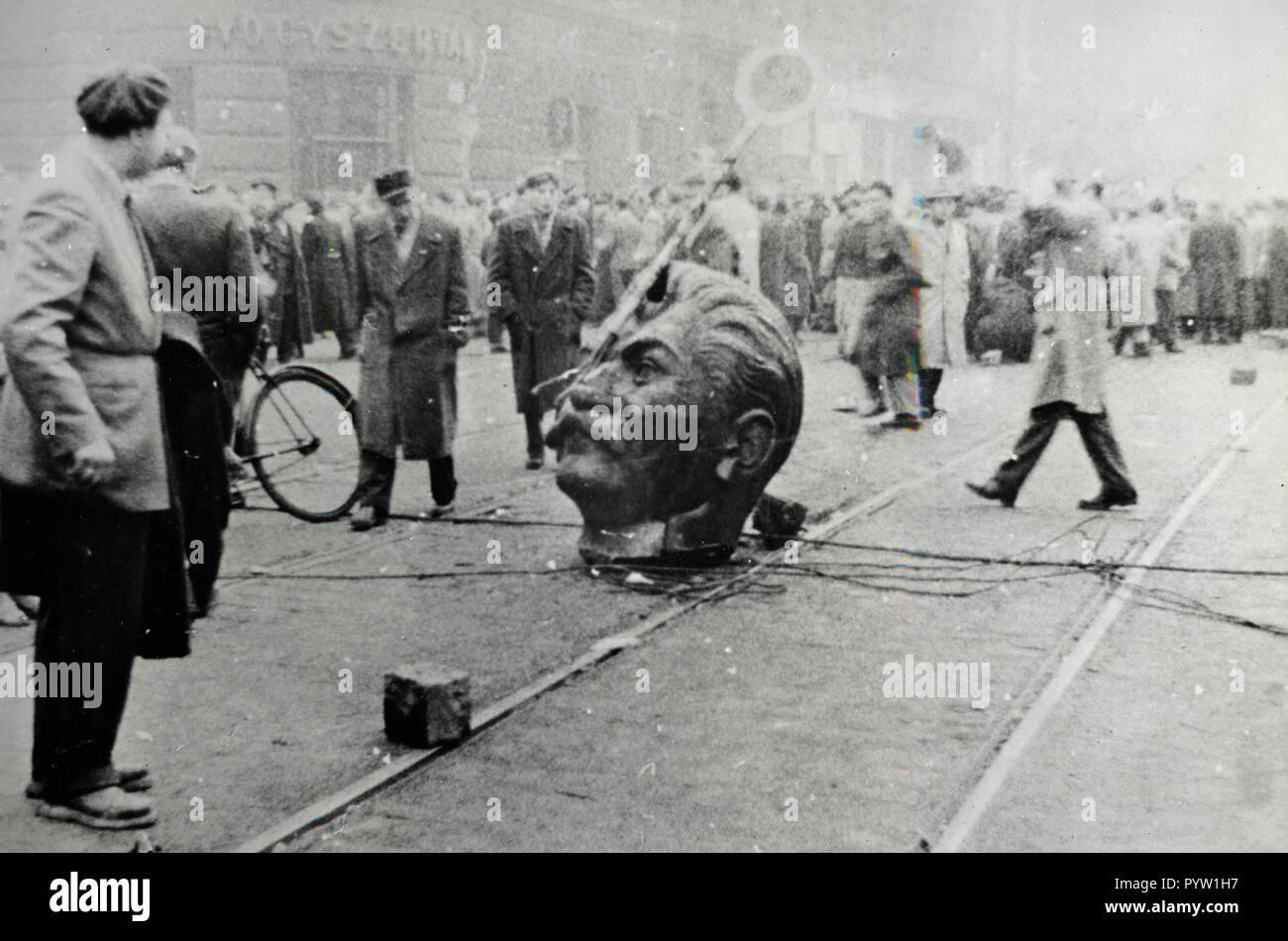 Stalin Statue durch die Ungarische Patrioten abgerissen, Budapest 1956 Stockfoto