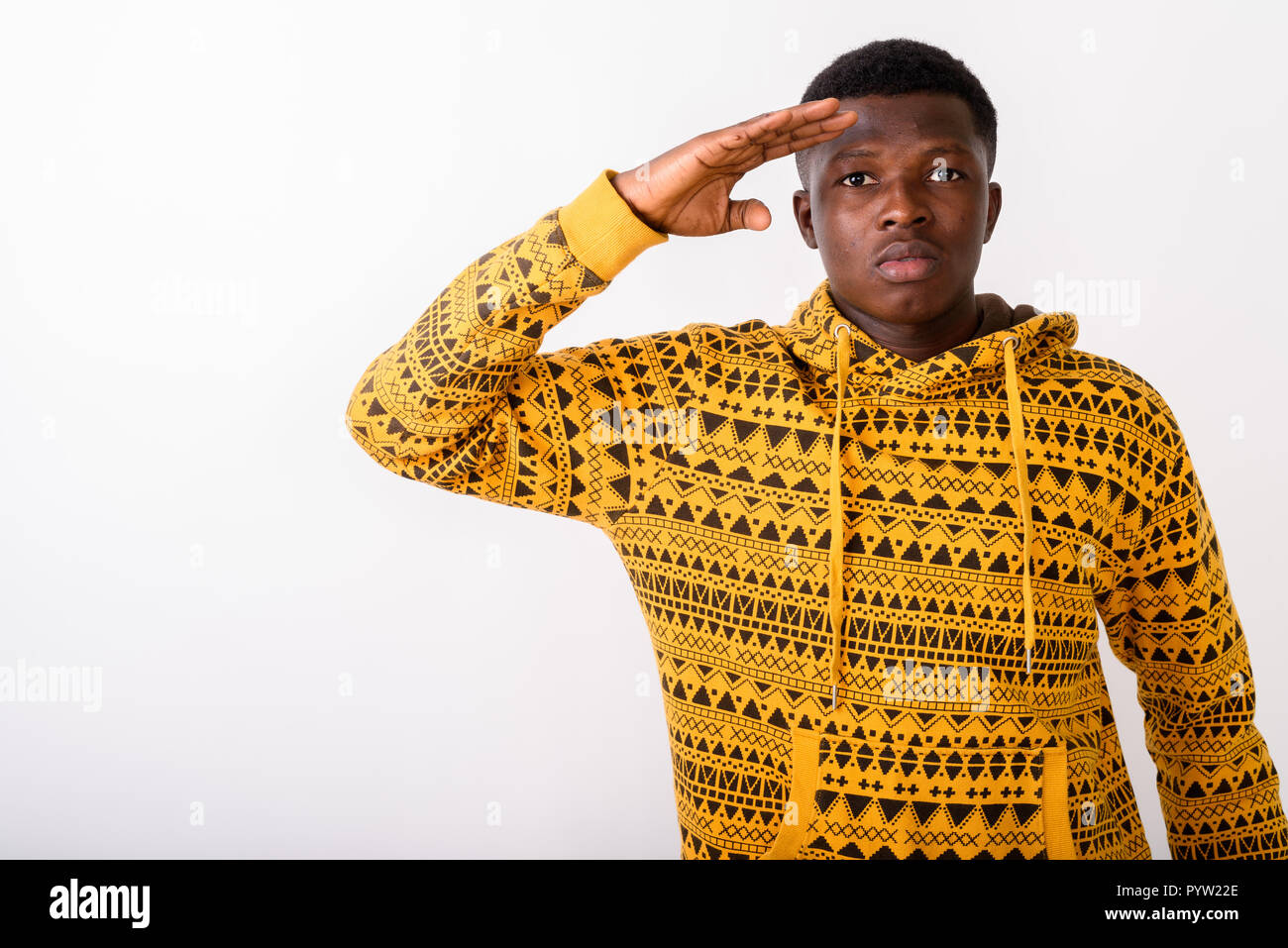 Studio shot von jungen schwarzen afrikanischen Mann salutierte gegen Weiße ba Stockfoto