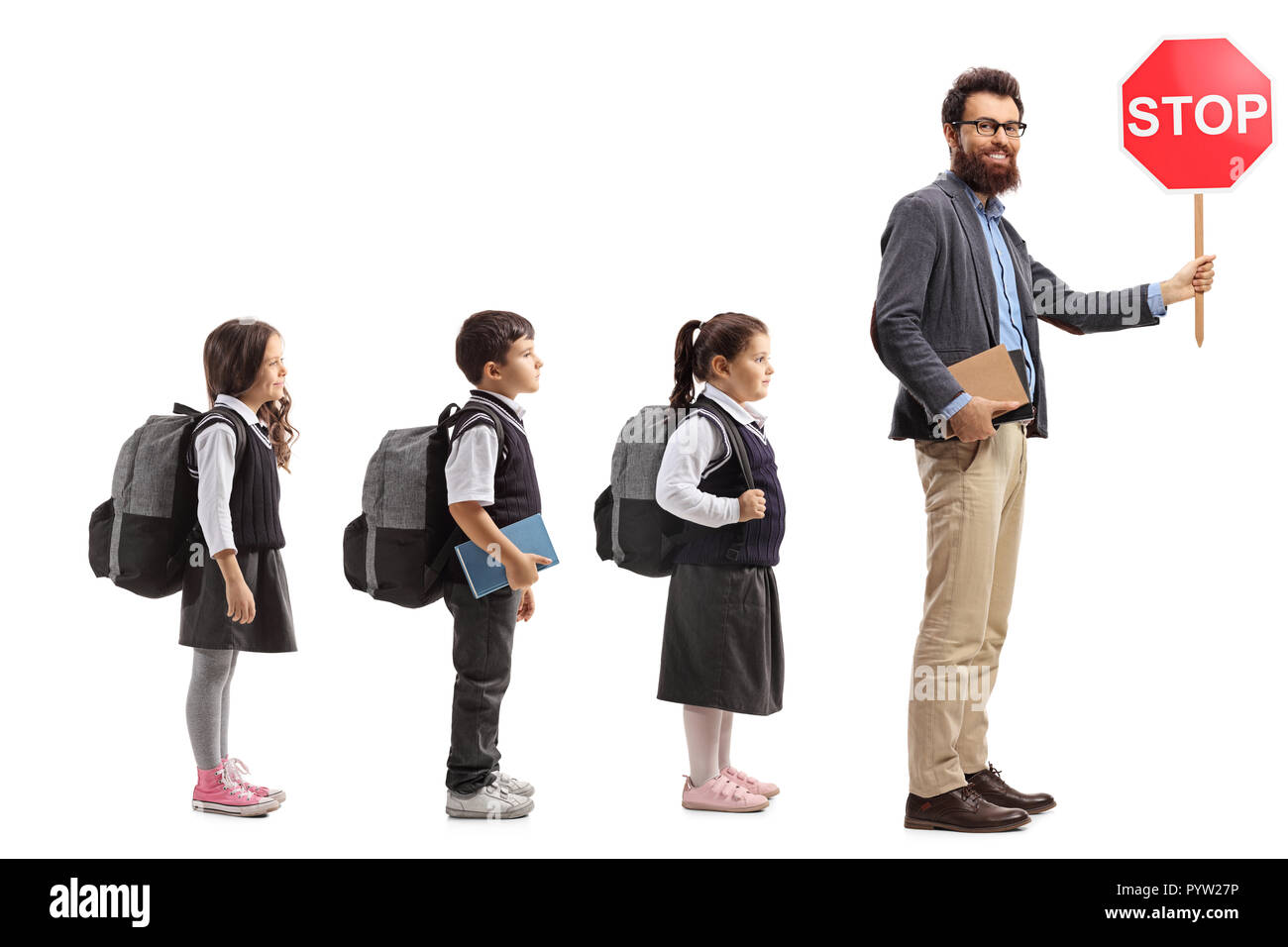 Volle Länge Profil Aufnahme von Schulkindern hinter einen Lehrer mit einer STOP-Schild auf weißem Hintergrund Stockfoto