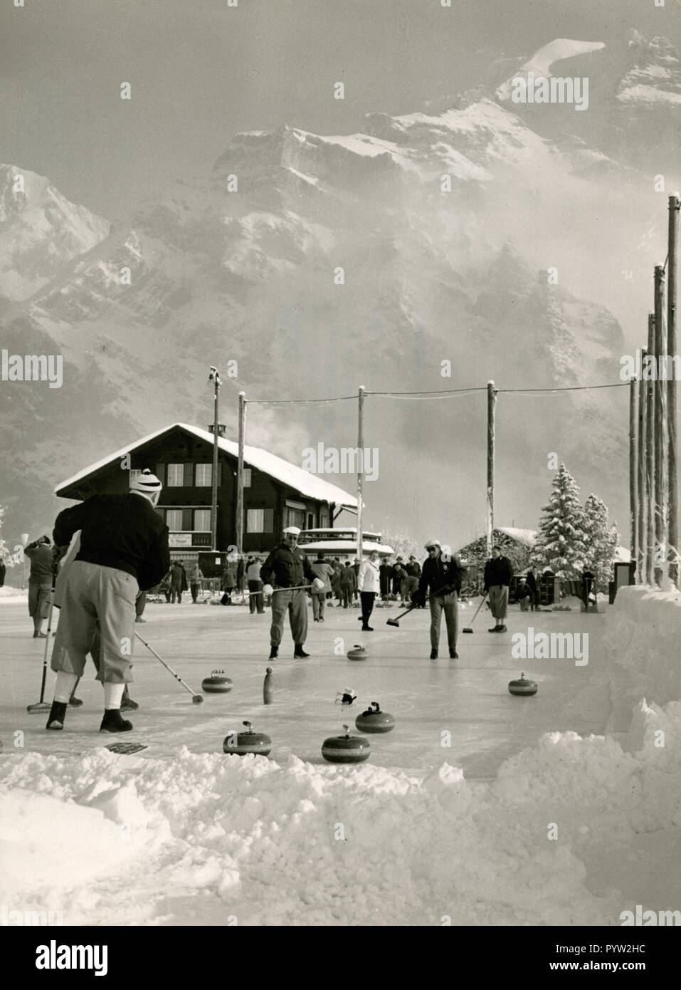 Spielen Curling, Mürren, Schweiz 1950 s Stockfoto