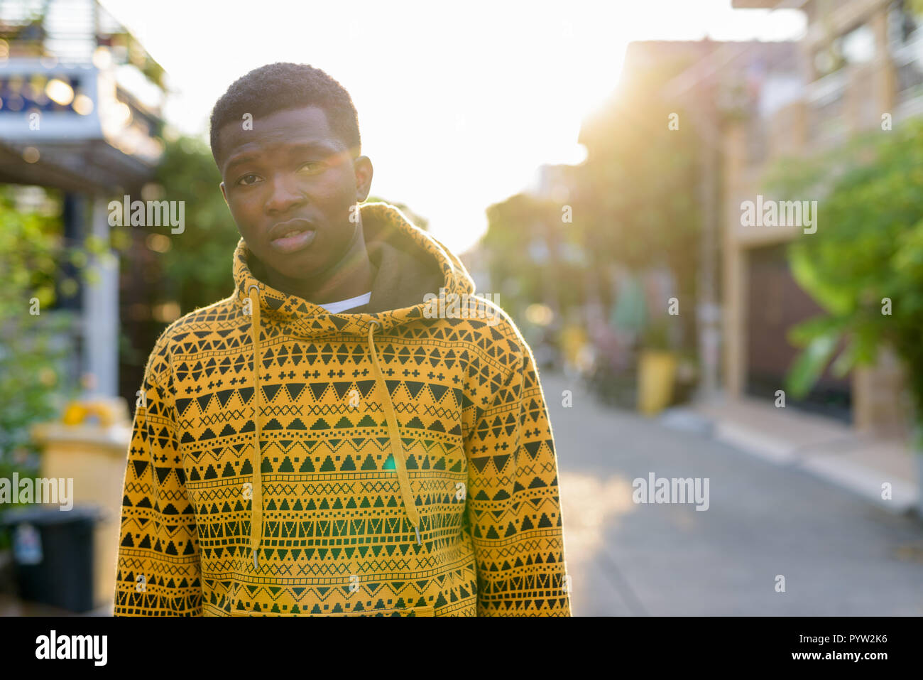 Porträt eines jungen schwarzen afrikanischen Mann mit Kapuze im Freien Stockfoto