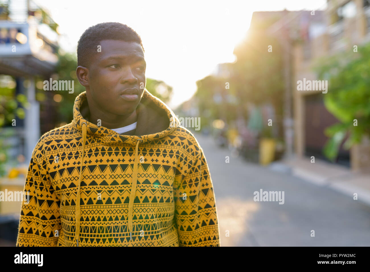 Jungen schwarzen afrikanischen Mann denken, während Sie an der Seite und w Stockfoto