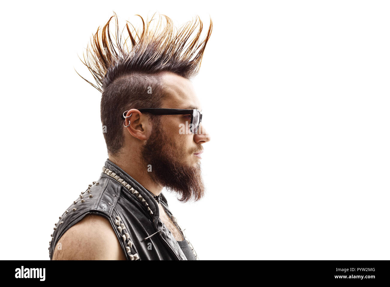Profil Gesicht schoss eines männlichen Punker mit Irokesenschnitt Frisur auf weißem Hintergrund Stockfoto Profil Gesicht schoss eines männlichen Punker mit Irokesenschnitt Frisur auf weißem Hintergrund Stockfoto