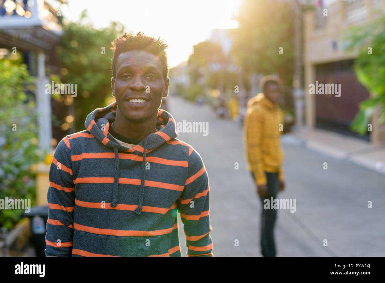 Junge glücklich Slim schwarz afrikanischer Mann lächelnd mit jungen schwarzen Afri Stockfoto