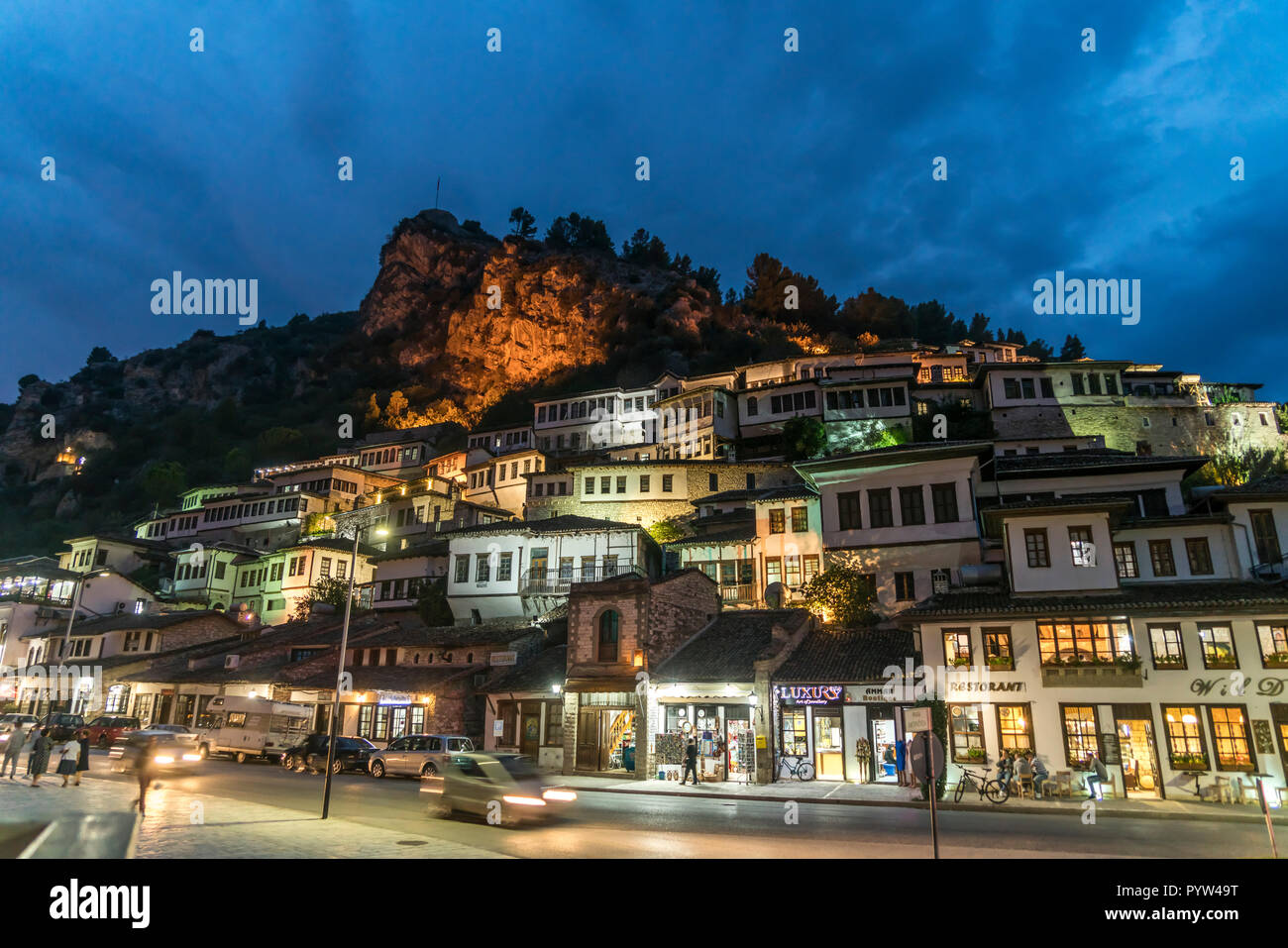 Osmanische Architektur der Altstadt im Stadtteil Mangalem in der Abenddämmerung, darüber die Burg, Berat, Albanien, Europa | osmanische Architektur von Stockfoto