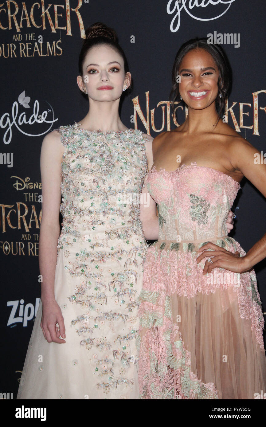 Los Angeles, Kalifornien, USA. 29. Oktober, 2018. Mackenzie Foy, Misty Copeland 10/29/2018 die Uraufführung von "Der Nussknacker und der vier Bereiche' Ankunft gehalten am Ray Dolby Ballsaal in Los Angeles, CA Foto von Izumi Hasegawa/HNW/PictureLux Credit: PictureLux/Hollywood Archiv/Alamy leben Nachrichten Stockfoto