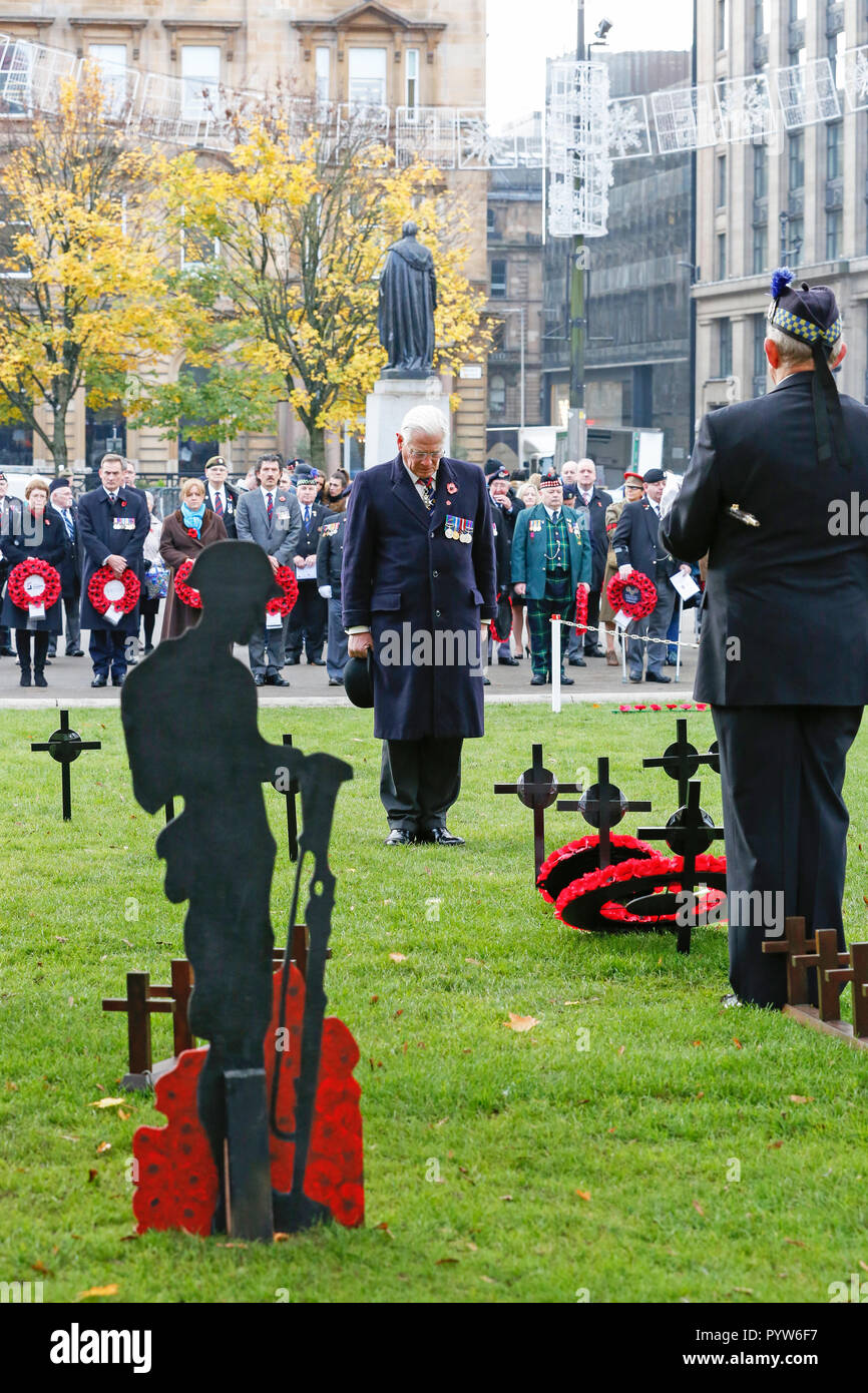 Glasgow, Schottland, Großbritannien. 30. Oktober, 2018. Stellvertretender Lord Lieutenant Herr Phil Green der Stadt Glasgow führte eine spezielle Gruppe von Kranz-Schichten bei der jährlichen Eröffnungsfeier der Glasgow Garten der Erinnerung, auf dem George Square. Mitglieder der bewaffneten Kräfte der Gemeinschaft einschließlich der Veteranen der ergreifende Ereignis, das den Beginn der traditionellen zwei Woche Erinnerung Zeitraums markiert besucht. Credit: Findlay/Alamy leben Nachrichten Stockfoto