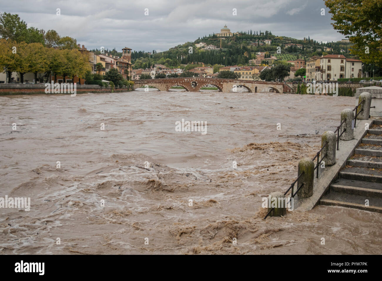 Verona Italien 30 Oktober 2018 Gefahr Von Hochwasser Nach Dass Der Regen Die Etsch Credit Anca Emanuela Teaca Alamy Leben Nachrichten Gefullt Hat Stockfotografie Alamy