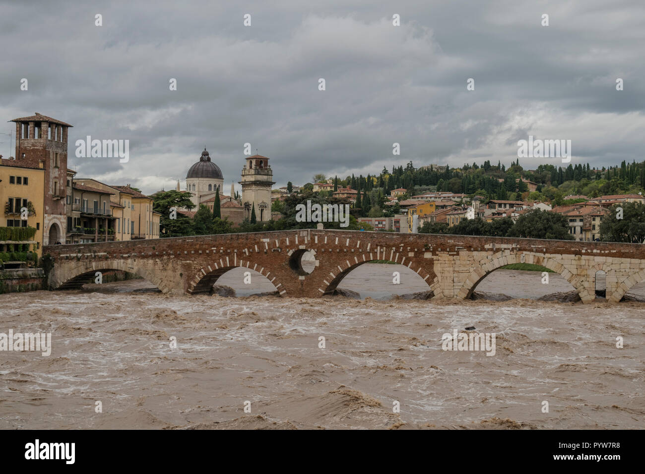 Verona, Italien - 30. Oktober 2018: Gefahr von Hochwasser nach, dass der Regen die Etsch Credit: Anca Emanuela Teaca/Alamy Leben Nachrichten gefüllt hat Stockfoto