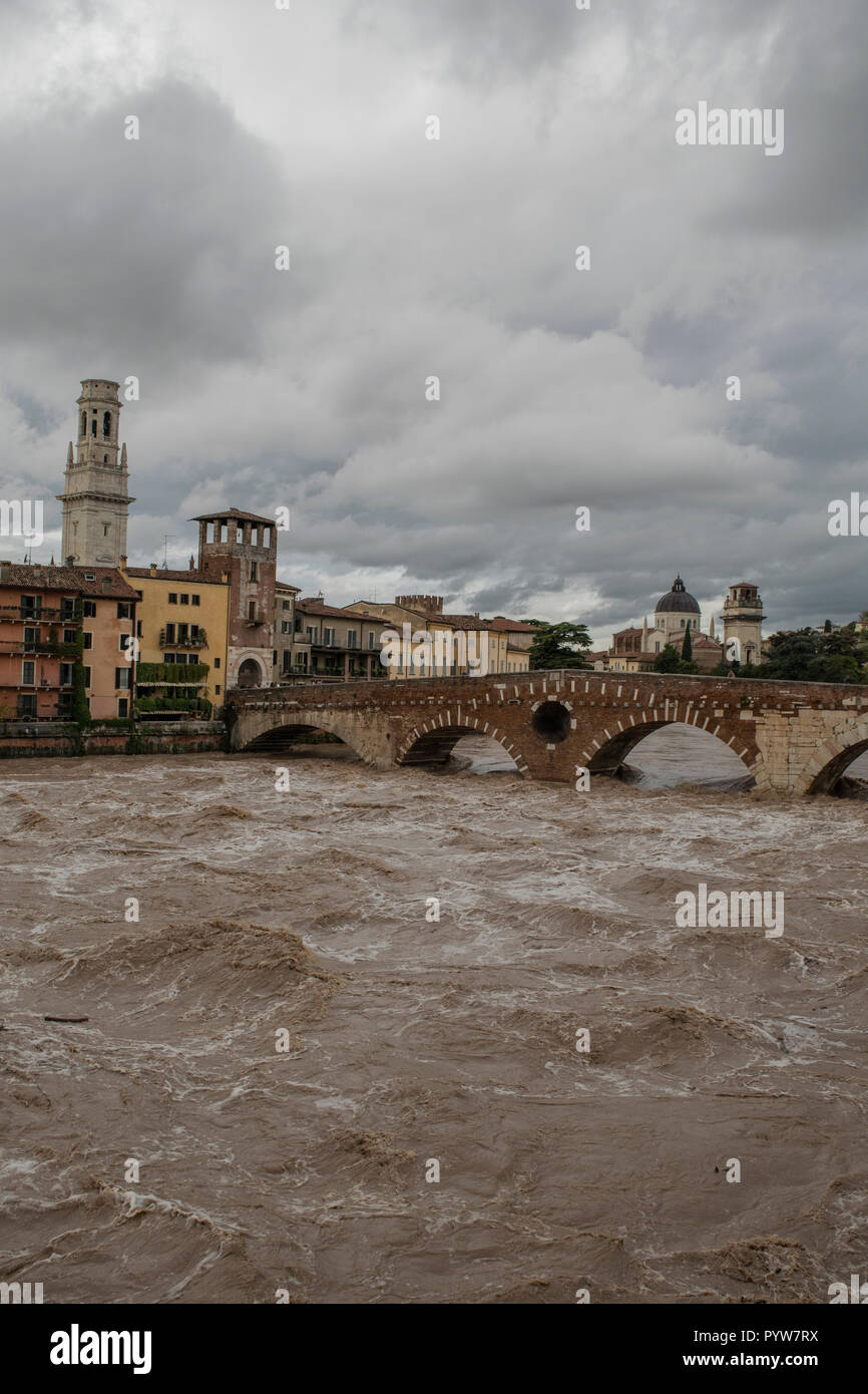 Verona, Italien - 30. Oktober 2018: Gefahr von Hochwasser nach, dass der Regen die Etsch Credit: Anca Emanuela Teaca/Alamy Leben Nachrichten gefüllt hat Stockfoto