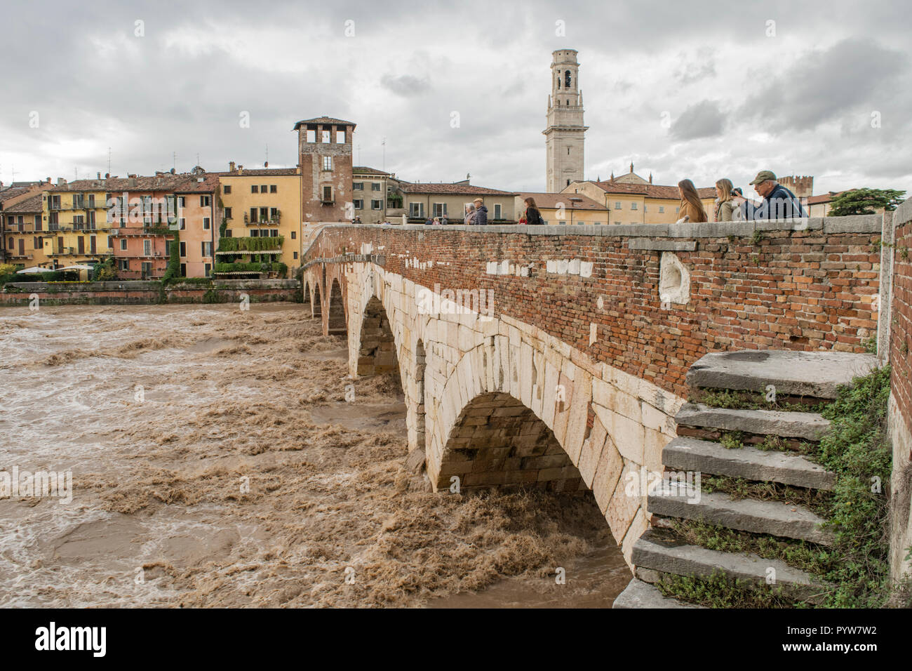 Verona Italien 30 Oktober 2018 Gefahr Von Hochwasser Nach Dass Der Regen Die Etsch Credit Anca Emanuela Teaca Alamy Leben Nachrichten Gefullt Hat Stockfotografie Alamy