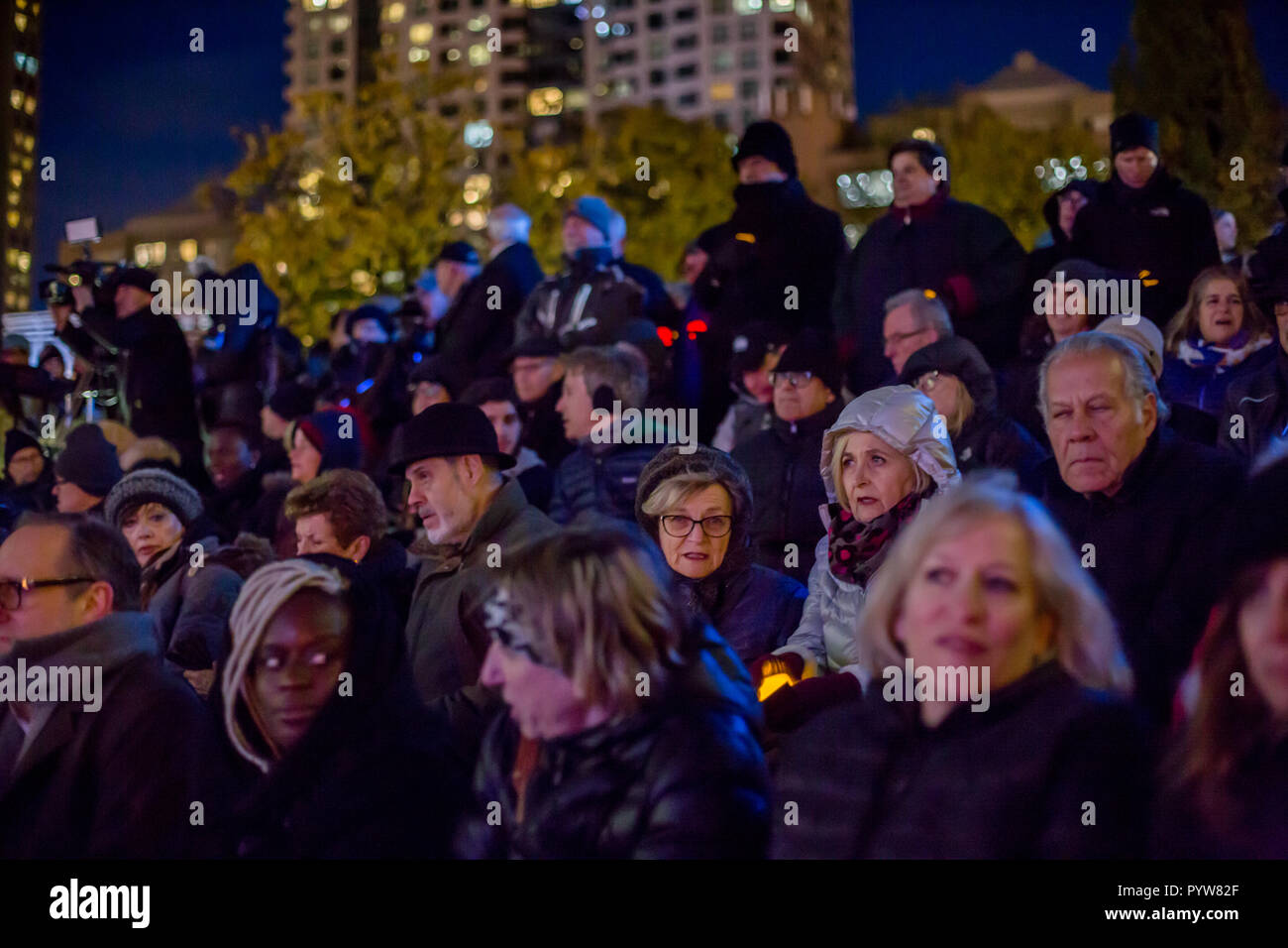 Toronto, Kanada. 29. Oktober, 2018. Toronto jüdischen Gemeinde hält eine Mahnwache für die Opfer von Pittsburgh Synagoge Massaker von Mel Lastman Square, Kredit: Shawn Goldberg/Alamy leben Nachrichten Stockfoto