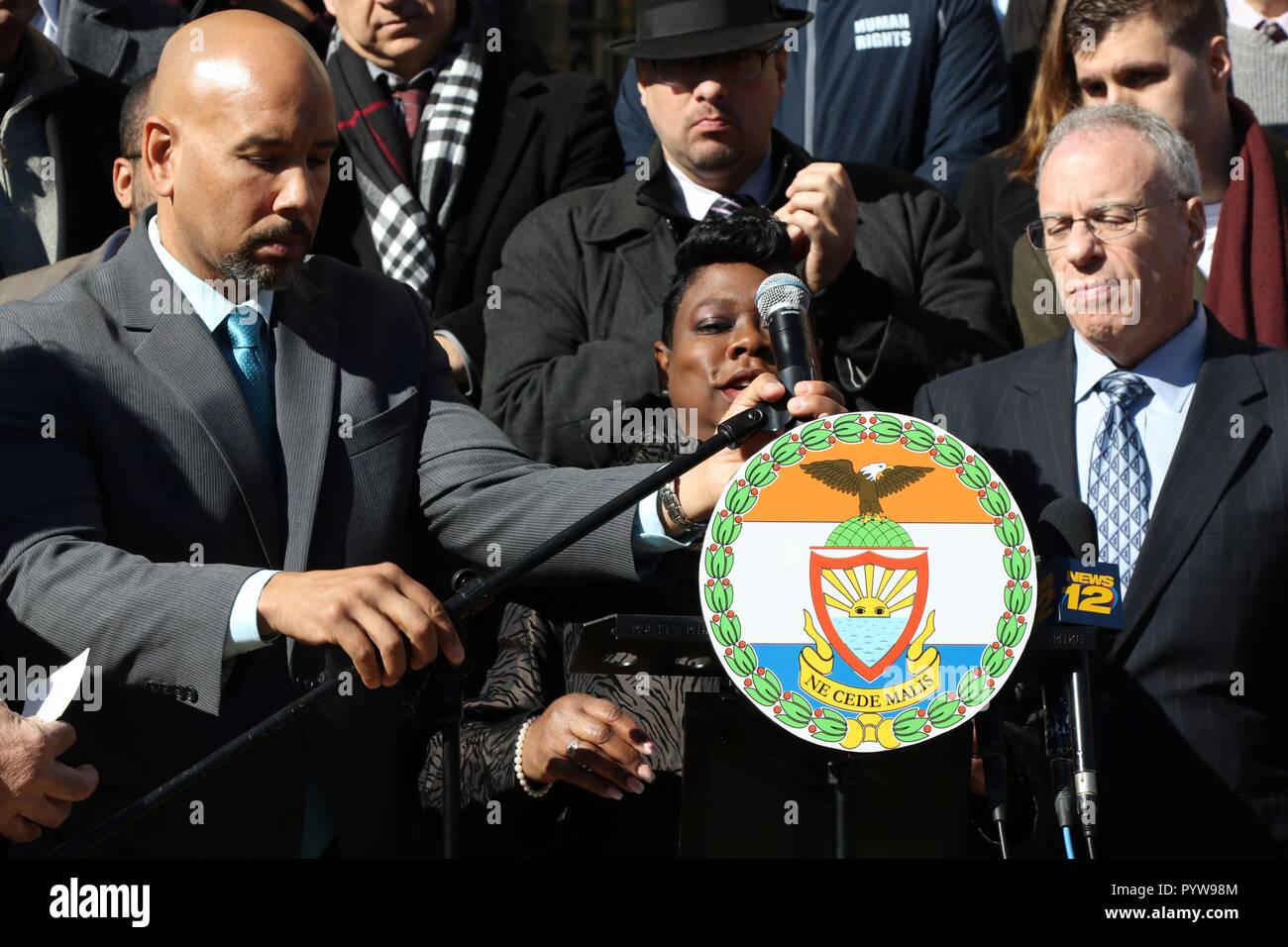 New York City, New York, USA. 30 Okt, 2018. Bronx Bezirksstaatsanwalt Dracel D. Clark (C) Adresse die Masse an einen interreligiösen Beten vigil Gehostet von Bronx Borough Präsident Ruben Diaz jr. und der jüdischen Gemeinschaft Beziehungen Rat von New York, wurde in der Bronx County Building am 30. Oktober 2018 statt. Gewählten Führer, dem Klerus, den Hofbeamten, gemeinnützige Organisationen und andere schlossen sich zur Unterstützung mit der Jüdischen Gemeinde und stand gegen Hass am Mittag vigil United. Credit: G. Ronald Lopez/ZUMA Draht/Alamy leben Nachrichten Stockfoto