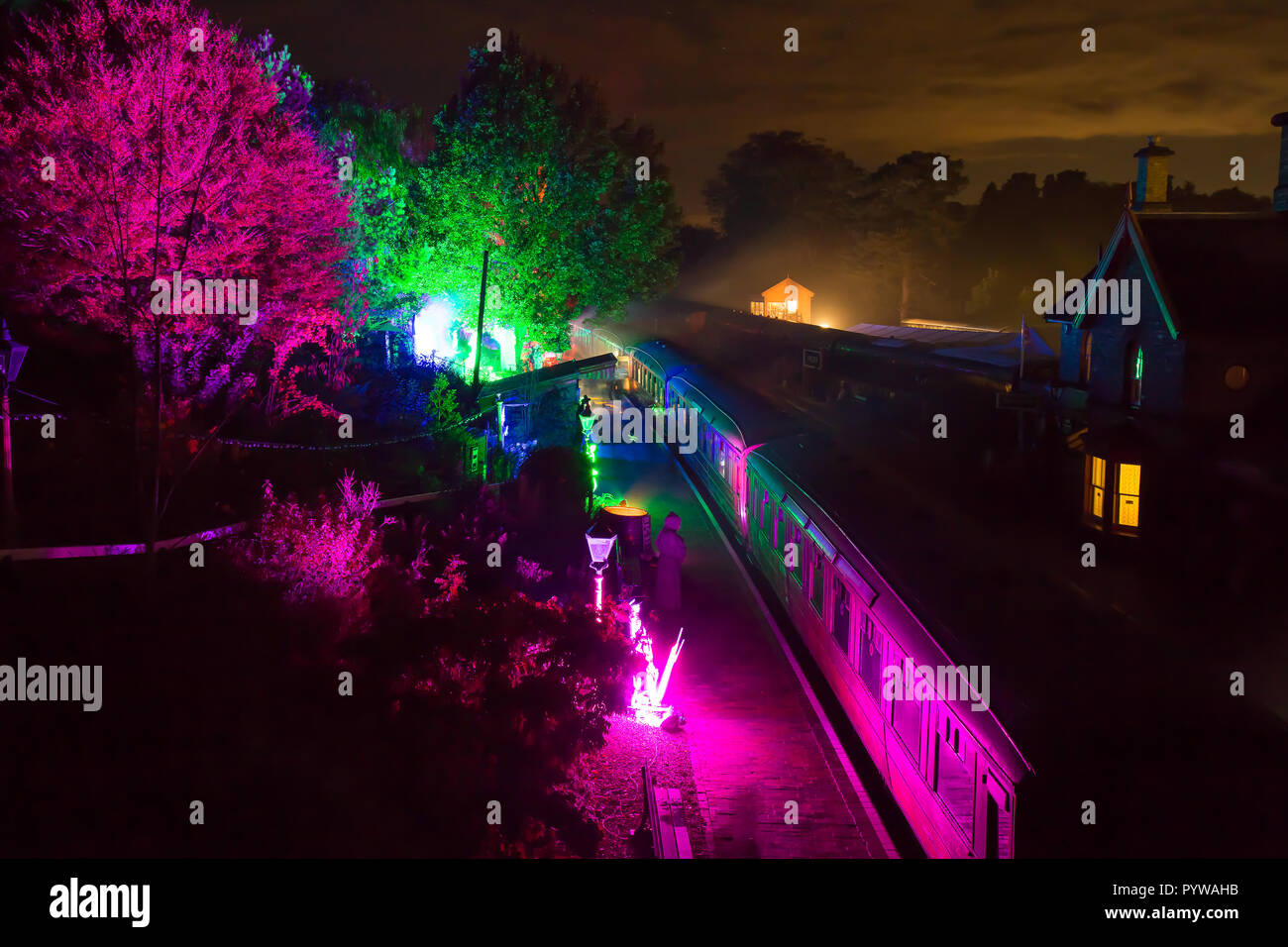 Arley, UK. 30. Oktober, 2018. Gruselige Geschichten, die auf dem Board sind die Severn Valley Railway heute Abend als Halloween ist nach uns. Eine besondere Nacht Service läuft zwischen Treffurt und Arley für diejenigen Seelen, die mutig genug sind, die dunkle Fahrt die lebenden Toten zu Gesicht zu nehmen. Quelle: Lee Hudson/Alamy leben Nachrichten Stockfoto