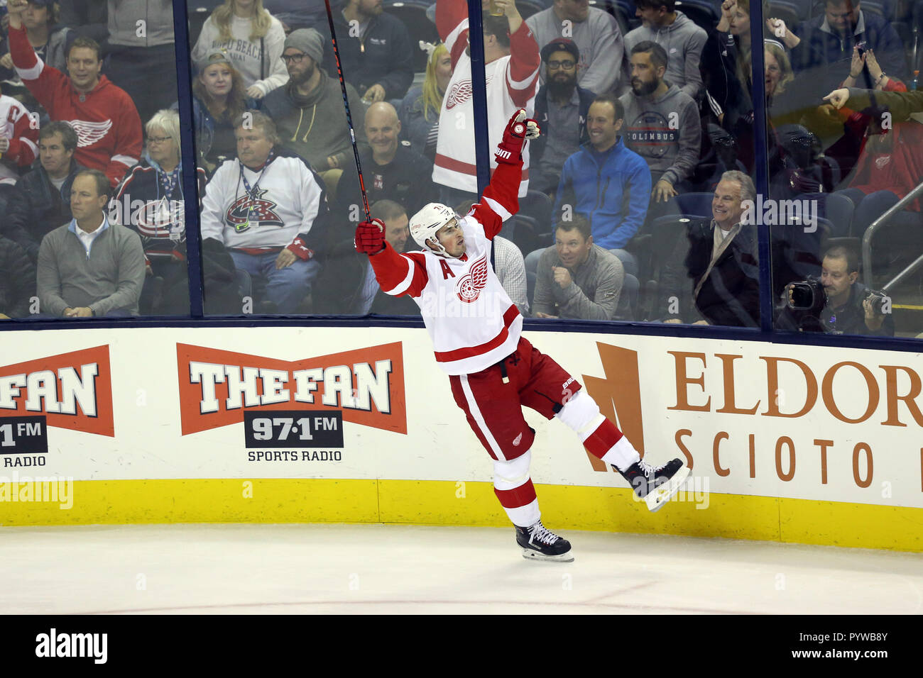 Columbus, OH, USA. 30 Okt, 2018. Detroit Red Wings Zentrum Dylan Larkin (71) reagiert auf ein Ziel in der ersten Periode in einem Spiel zwischen den Detroit Red Wings und den Columbus Blue Jackets in der Nationwide Arena in Columbus, OH. Aaron Doster/CSM/Alamy leben Nachrichten Stockfoto