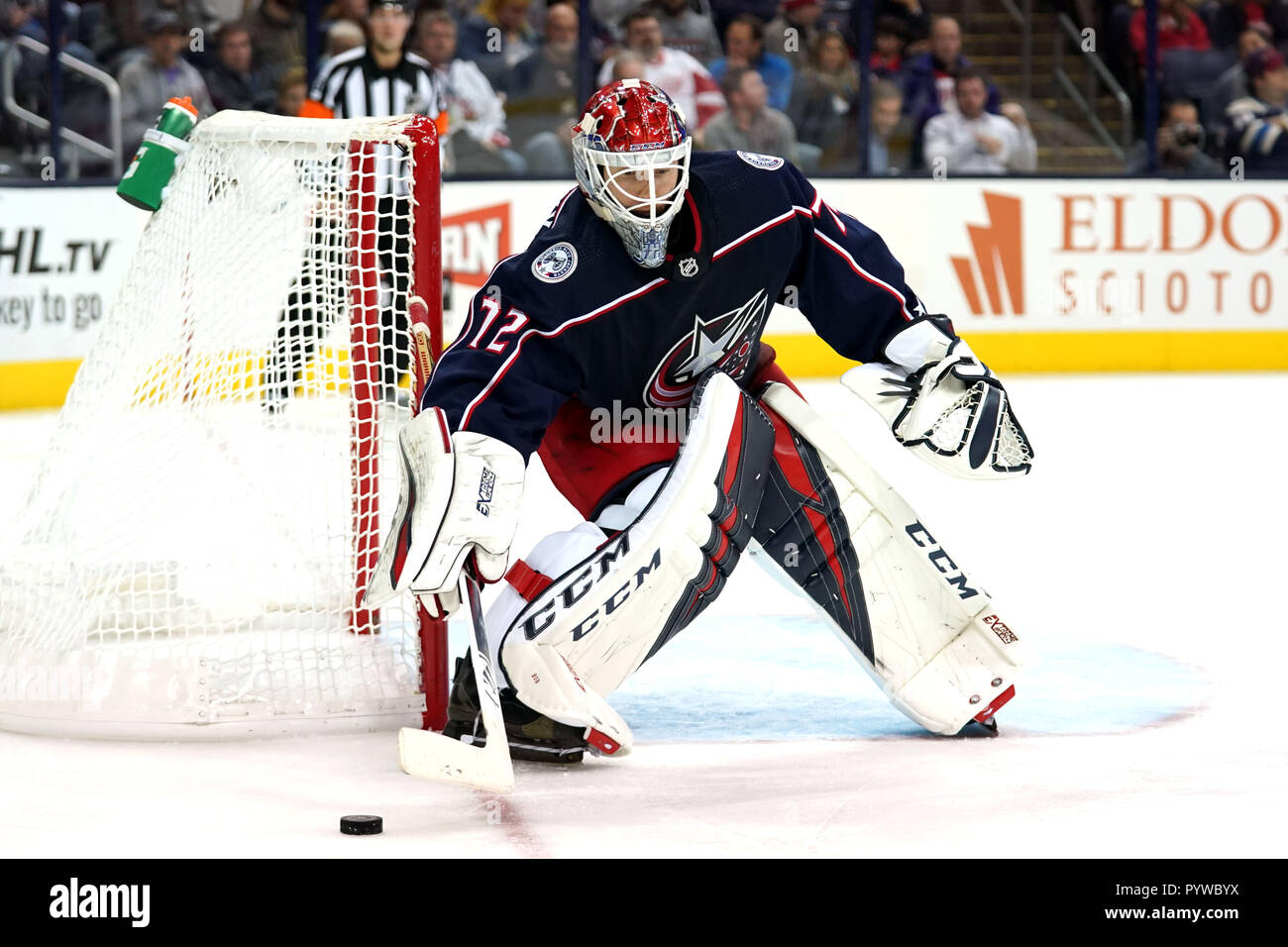 Columbus, OH, USA. 30 Okt, 2018. Columbus Blue Jackets Torwart Sergej Bobrovsky (72) Macht ein Stick im Netz während der dritten Periode in einem Spiel zwischen den Detroit Red Wings und den Columbus Blue Jackets in der Nationwide Arena in Columbus, OH- speichern. Aaron Doster/CSM/Alamy leben Nachrichten Stockfoto