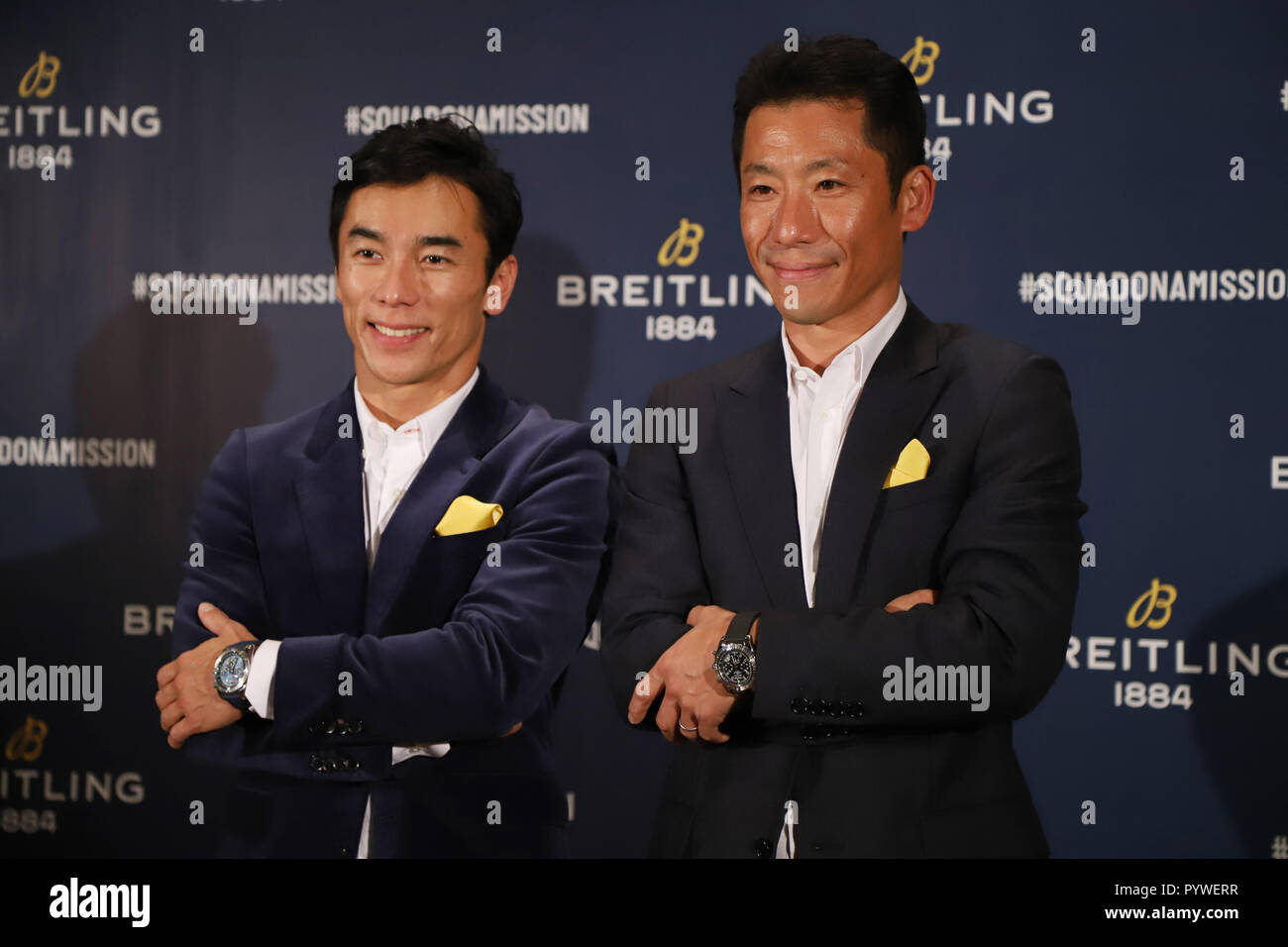 Tokio, Japan. 30 Okt, 2018. Japanische professionelle Rennfahrer Takuma Sato (L) und Air Racing Pilot Yoshihide Muroya (R) posieren für ein Foto als Schweizer Uhrenhersteller Breitling enthüllt die neuen Armbanduhr "Premier" Sammlung in Tokio am Dienstag, 30. Oktober 2018. Credit: Yoshio Tsunoda/LBA/Alamy leben Nachrichten Stockfoto