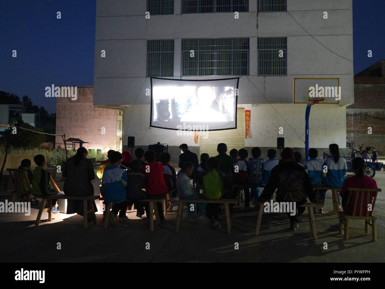 (181031) - YUDU, Oktober 31, 2018 (Xinhua) - Dorfbewohner schauen Sie einen Film von Zeng Jilian, einem 69 Jahre alten Film Filmvorführer, in Shanxia Dorf Yudu County projiziert, der ostchinesischen Provinz Jiangxi, Okt. 30, 2018. Zeng Jilian hatte, ein Film Filmvorführer geträumt, seit er ein Kind war. In 1975, seinem Traum wurde wahr, als er Mitglied der Film Projektion team von Kuantian Stadt in Yudu County wurde. Seitdem hat er in verschiedenen Dörfern und zahlreiche Filme für die Menschen vor Ort gezeigt. Jetzt Obwohl im Ruhestand, Zeng noch an die Karriere, die er seit über 40 Jahren fand statt und gab über 20 Mal von Sho Stockfoto