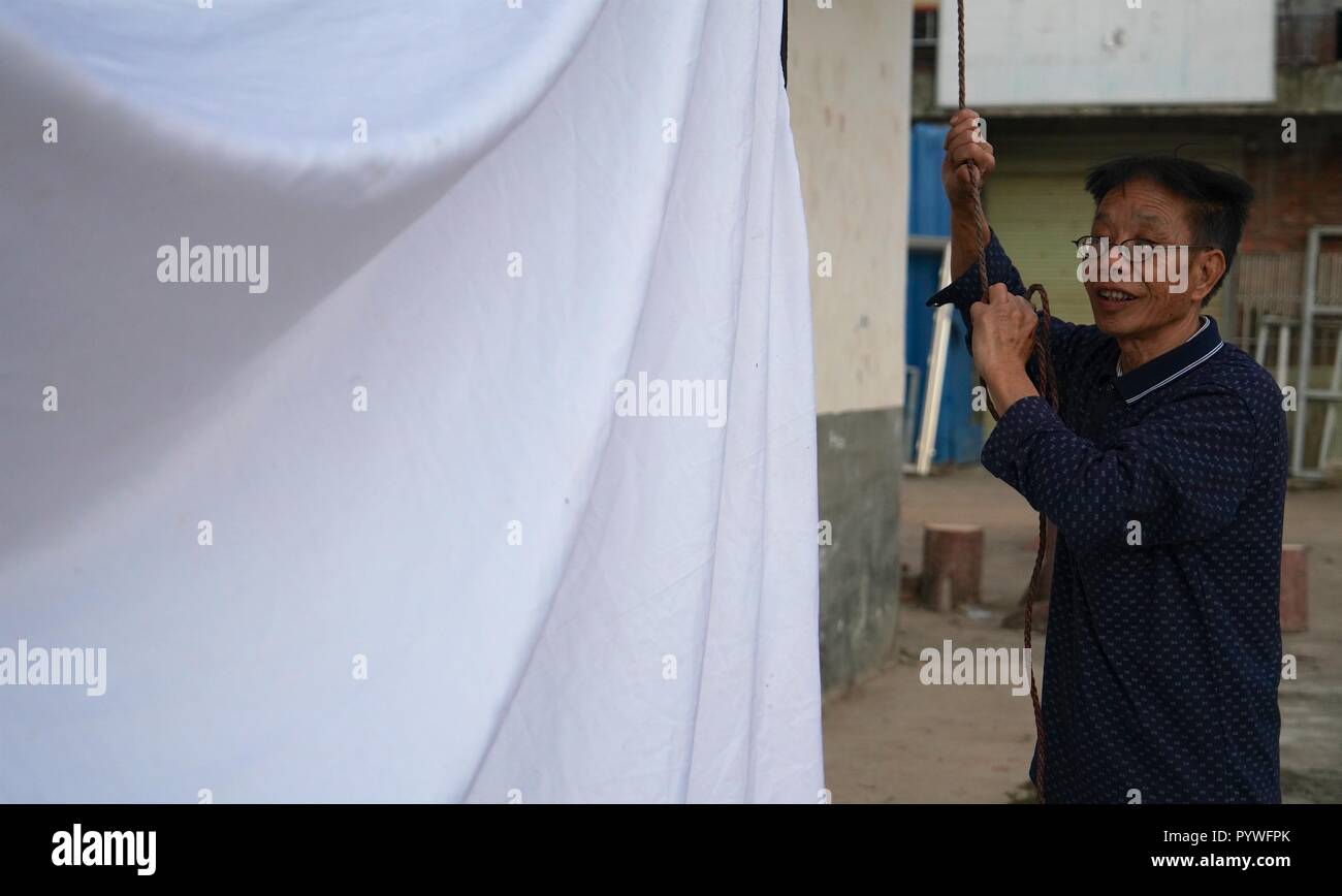 (181031) - YUDU, Oktober 31, 2018 (Xinhua) - zeng Jilian, einem 69 Jahre alten Film Filmvorführer, bereitet der Film Projektion in Shanxia Dorf Yudu County, im Osten der chinesischen Provinz Jiangxi, Okt. 30, 2018. Zeng Jilian hatte, ein Film Filmvorführer geträumt, seit er ein Kind war. In 1975, seinem Traum wurde wahr, als er Mitglied der Film Projektion team von Kuantian Stadt in Yudu County wurde. Seitdem hat er in verschiedenen Dörfern und zahlreiche Filme für die Menschen vor Ort gezeigt. Jetzt Obwohl im Ruhestand, Zeng noch an die Karriere, die er seit über 40 Jahren fand statt und gab über 20 Mal von Stockfoto