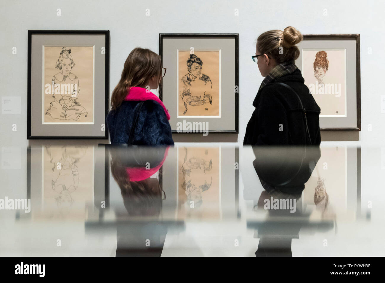 London, Großbritannien. 31. Oktober 2018. Besucher sehen (L, R) 'Maria Steiner' 1918, 'Marie Schiele", 1918, und "Edith Schiele", 1917, alle von Egon Schiele. Vorschau von "Klimt und Schiele: Zeichnungen aus der Albertina, Wien" Ausstellung in der Royal Academy. Über 100 Arbeiten auf Papier sind auf Anzeige in einer Ausstellung, die der 100. Jahrestag der Tod der beiden am meisten gefeierten und wegweisende Figuren der frühen zwanzigsten Jahrhundert Art der Show 4. November läuft bis 3. Februar 2019. Credit: Stephen Chung/Alamy leben Nachrichten Stockfoto London, Großbritannien. 31. Oktober 2018. Besucher sehen (L, R) 'Maria Steiner' 1918, 'Marie Schiele", 1918, und "Edith Schiele", 1917, alle von Egon Schiele. Vorschau von "Klimt und Schiele: Zeichnungen aus der Albertina, Wien" Ausstellung in der Royal Academy. Über 100 Arbeiten auf Papier sind auf Anzeige in einer Ausstellung, die der 100. Jahrestag der Tod der beiden am meisten gefeierten und wegweisende Figuren der frühen zwanzigsten Jahrhundert Art der Show 4. November läuft bis 3. Februar 2019. Credit: Stephen Chung/Alamy leben Nachrichten Stockfoto