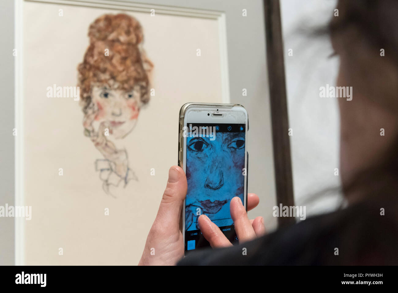 London, Großbritannien. 31. Oktober 2018. Ein Besucher Fotos' Edith Schiele", 1917, von Egon Schiele. Vorschau von "Klimt und Schiele: Zeichnungen aus der Albertina, Wien" Ausstellung in der Royal Academy. Über 100 Arbeiten auf Papier sind auf Anzeige in einer Ausstellung, die der 100. Jahrestag der Tod der beiden am meisten gefeierten und wegweisende Figuren der frühen zwanzigsten Jahrhundert Art der Show 4. November läuft bis 3. Februar 2019. Credit: Stephen Chung/Alamy leben Nachrichten Stockfoto London, Großbritannien. 31. Oktober 2018. Ein Besucher Fotos' Edith Schiele", 1917, von Egon Schiele. Vorschau von "Klimt und Schiele: Zeichnungen aus der Albertina, Wien" Ausstellung in der Royal Academy. Über 100 Arbeiten auf Papier sind auf Anzeige in einer Ausstellung, die der 100. Jahrestag der Tod der beiden am meisten gefeierten und wegweisende Figuren der frühen zwanzigsten Jahrhundert Art der Show 4. November läuft bis 3. Februar 2019. Credit: Stephen Chung/Alamy leben Nachrichten Stockfoto