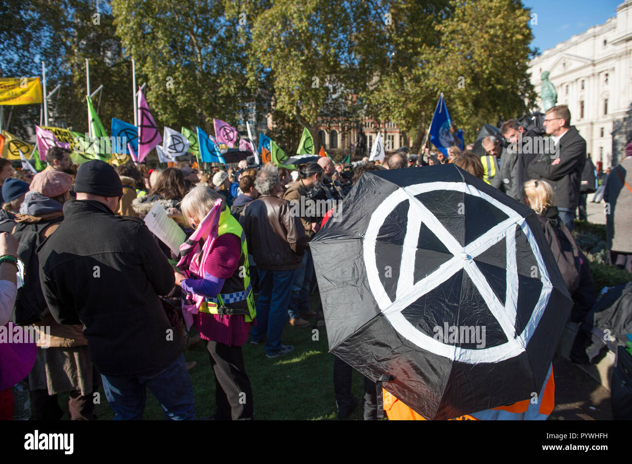 Parliament Square, London, UK. 31. Oktober, 2018. Aussterben Rebellion, eine neue pressure group, ruft zur zivilen Ungehorsam in Großbritannien im November auf den Klimawandel Not mit Blick auf die Planeten zu zeichnen. Sie fordern eine Erklärung der Rebellion am Parliament Square am 31. Oktober 2018. Credit: Malcolm Park/Alamy Leben Nachrichten. Stockfoto