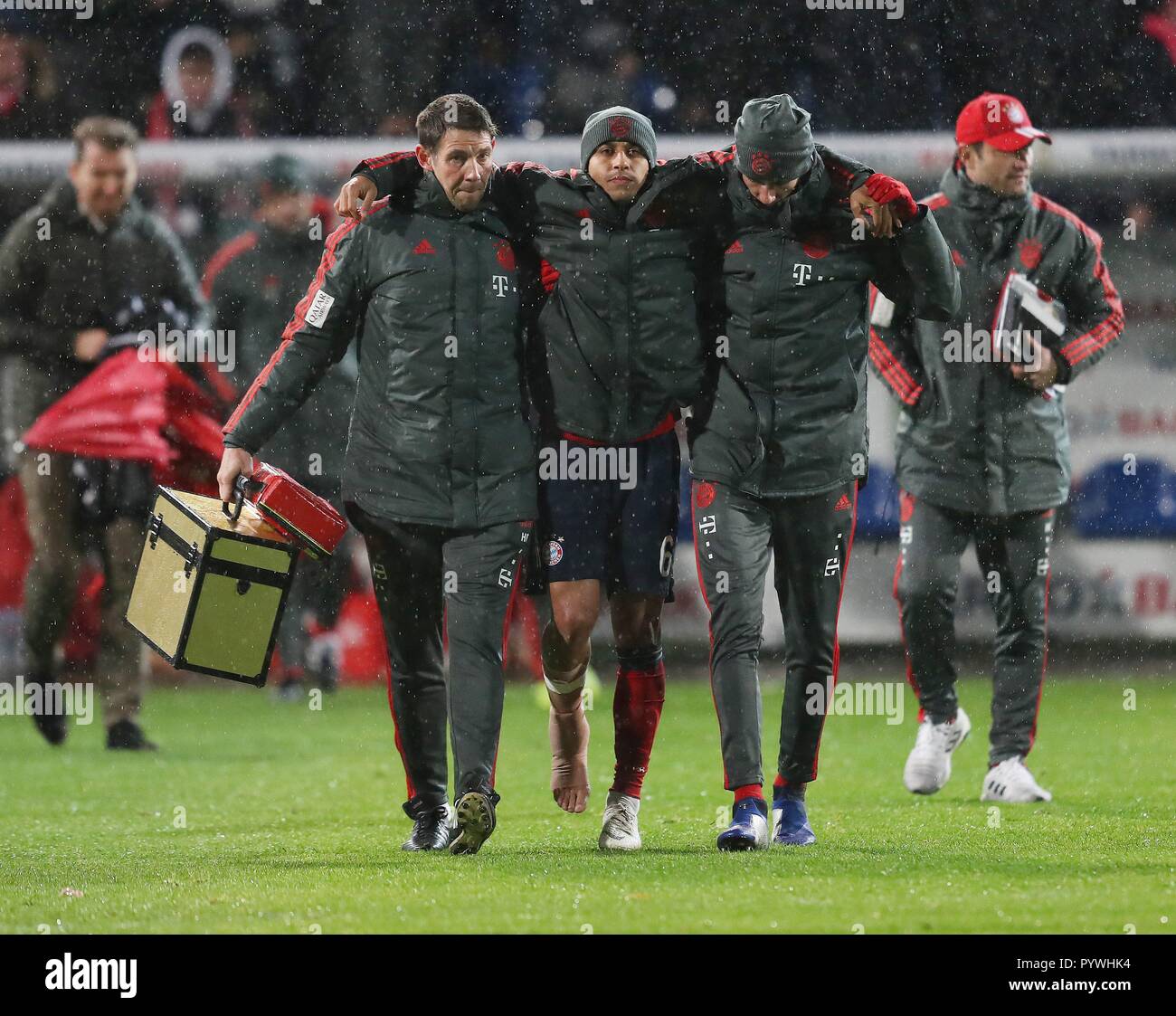 Furth im Wald, Deutschland. 31 Okt, 2018. firo: 30.10.2018 Fußball, Saison 2018/2019, DFB-Pokal, Pokal, SV Rodinghausen - FC Bayern München 1:2 Verletzte, Verletzungen Thiago | Verwendung der weltweiten Kredit: dpa/Alamy leben Nachrichten Stockfoto