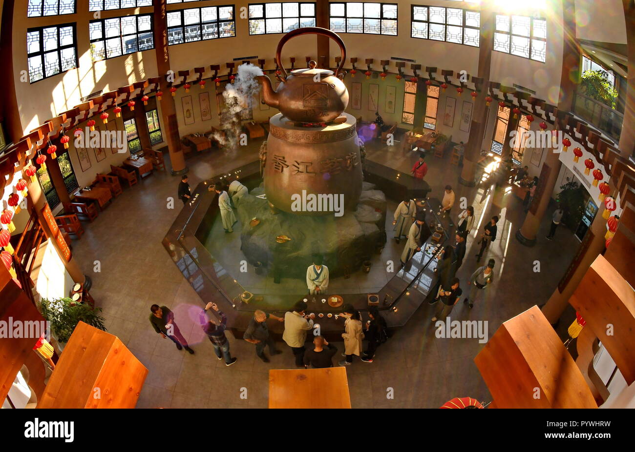 Wuyishan, der chinesischen Provinz Fujian. 30 Okt, 2018. Touristen besuchen Kaffee kunst Performance Hall zu einem Kaffee Kultur Park in Fuzhou, Provinz Fujian im Südosten Chinas, Okt. 30, 2018. Die Stadt hat die Entwicklung der Industrie in den letzten Jahren durch verschiedene Formen einschließlich der Anzeige von Tee und Kaffee kunst Leistung gefördert. Credit: Zhang Guojun/Xinhua/Alamy leben Nachrichten Stockfoto