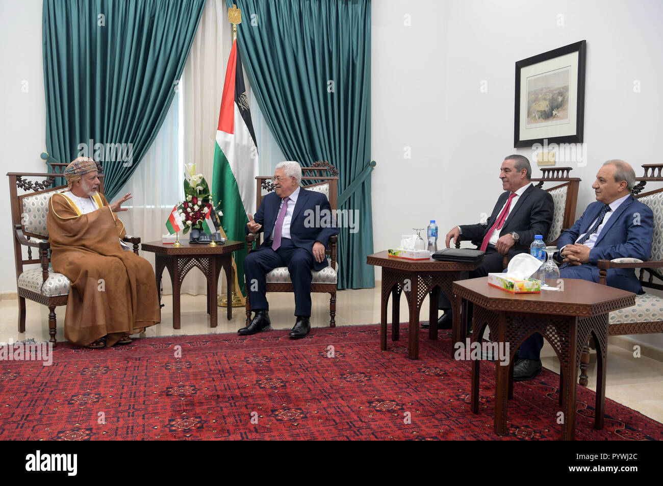 Ramallah, West Bank, Palästina. 31 Okt, 2018. Der palästinensische Präsident Mahmoud Abbas trifft sich mit Omanischen Außenminister Yusuf Bin Alawi bin Abdullah, in der West Bank Stadt Ramallah am 31. Oktober 2018 Credit: thaer Ganaim/APA-Images/ZUMA Draht/Alamy leben Nachrichten Stockfoto