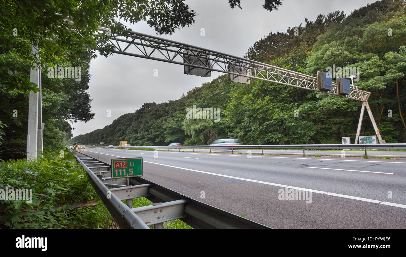 Mototway Verkehrsschild Gantry über der A 12 Autobahn im Hoge Veluwe der Niederlande Stockfoto