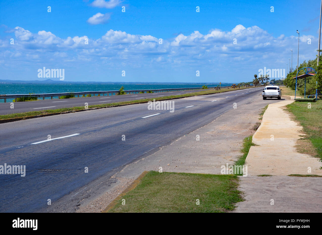Autobahn Richtung Varadero In Kuba Oldtimer In Der Nahe Einer Bushaltestelle Kai Blauer Himmel Bewolkt Sonnig Insel Karibik Turkisfarbenen Meer Stockfotografie Alamy