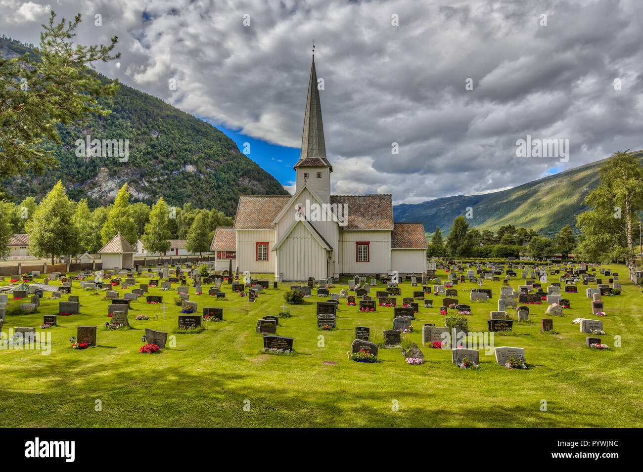 OPPLAND, Norwegen - 2. AUGUST 2016: Selsverket traditionellen weißen Holz- Kirche mit Friedhof Stockfoto