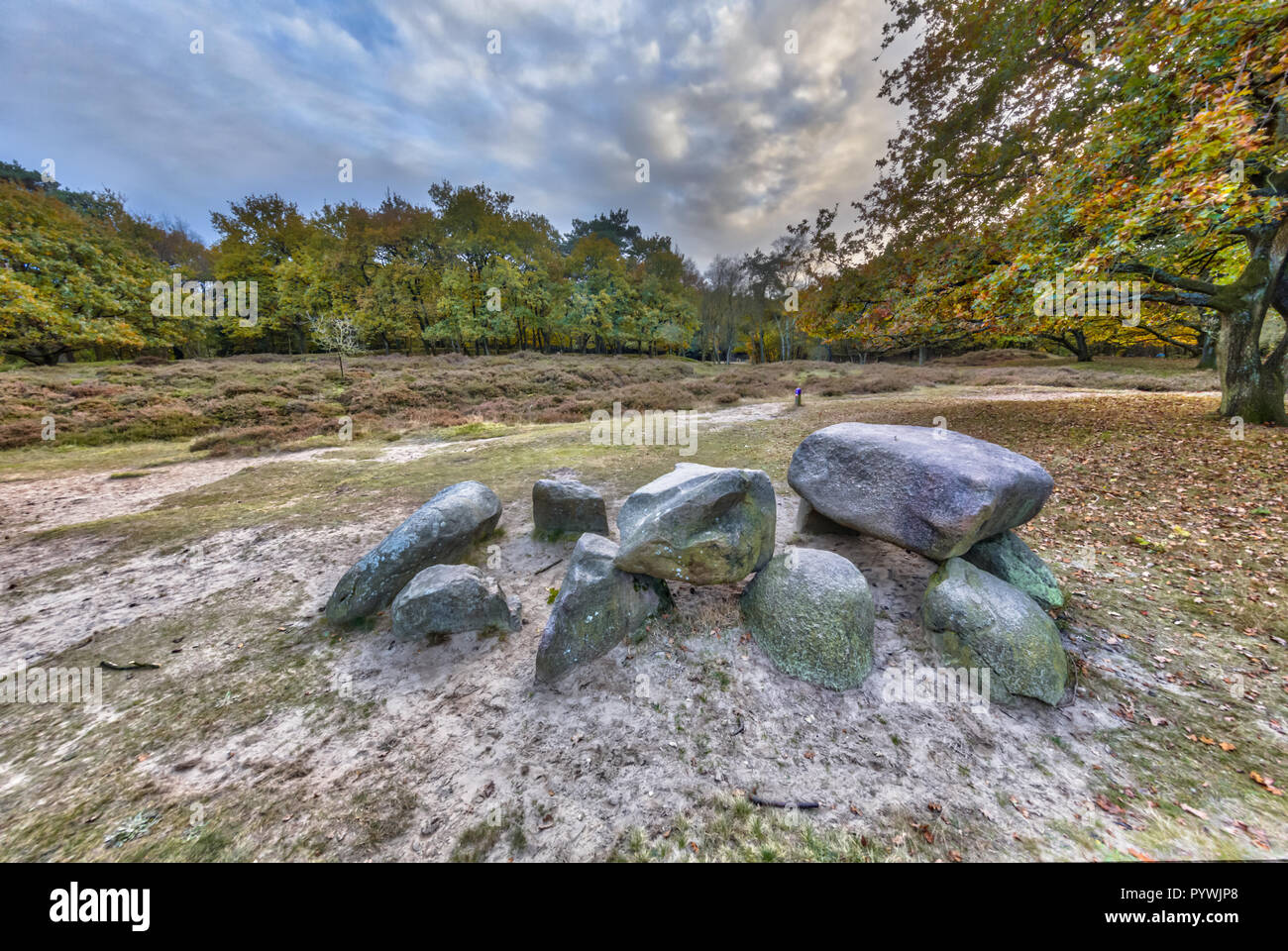 Alten Dolmen oder Hunebed megalithischen Grab aus der Eiszeit in Drenthe, Niederlande Stockfoto