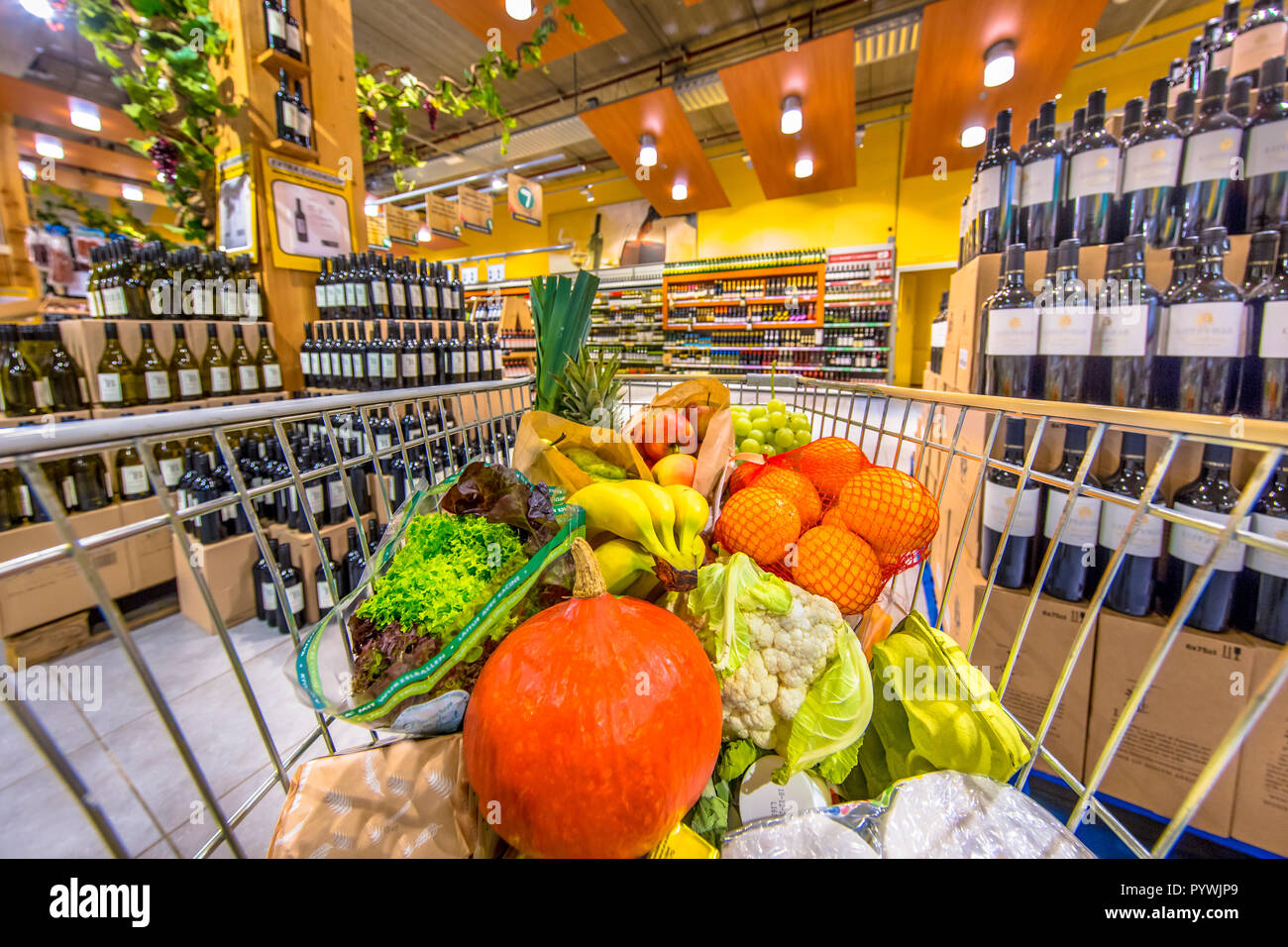 Lebensmittelgeschäft Warenkorb im Supermarkt, mit frischen und gesunden Lebensmitteln auf dem Wein und Alkohol Abschnitt ausgefüllt als Konzept für low carb Low cholestoro Stockfoto
