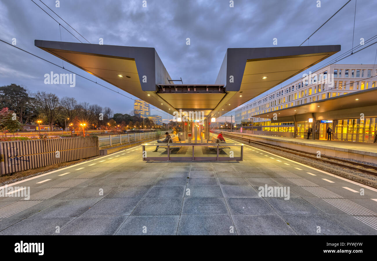 Neue moderne Plattform mit Passagieren auf einem Bahnhof in den Niederlanden Stockfoto