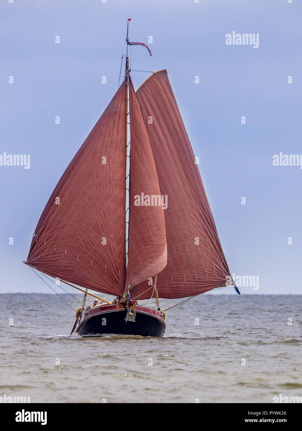 Traditionelle alte holländische flatbottom Segelboot auf das Wattenmeer Stockfoto