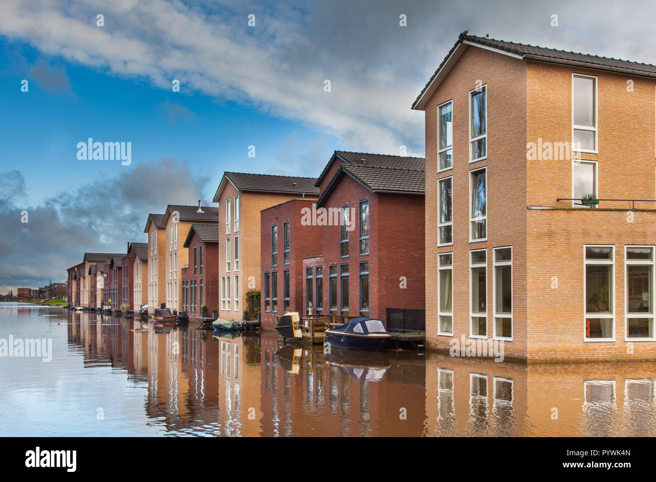 Bunte Häuser auf dem Wasser Rand in Amersfoort, Niederlande Stockfoto